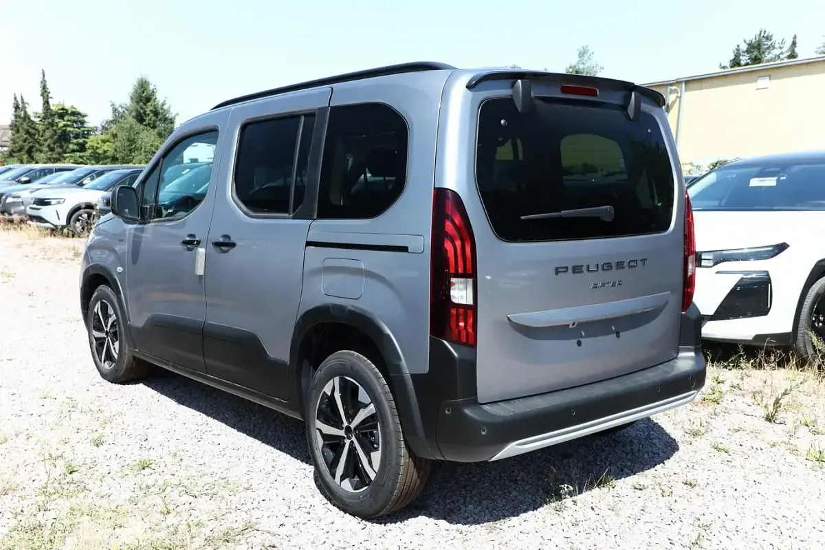Neu Peugeot Rifter GT 131 PS (96 kW) 2026 Artense silber metallic Van / Kleinbus