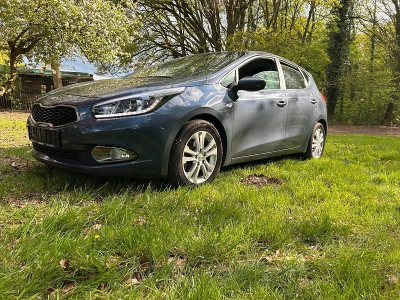 Second-hand Kia Ceed 99 CP (72 kW) 2014 Albastru Hatchback