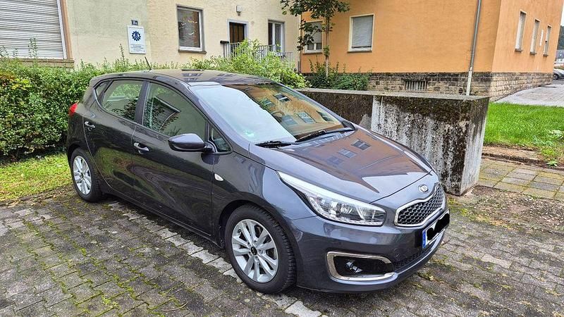 Grau Gebraucht 2018 Kia Ceed DREAM-TEAM Edition Limousine | 11.100 € (Guter Preis) - Bild 1/4