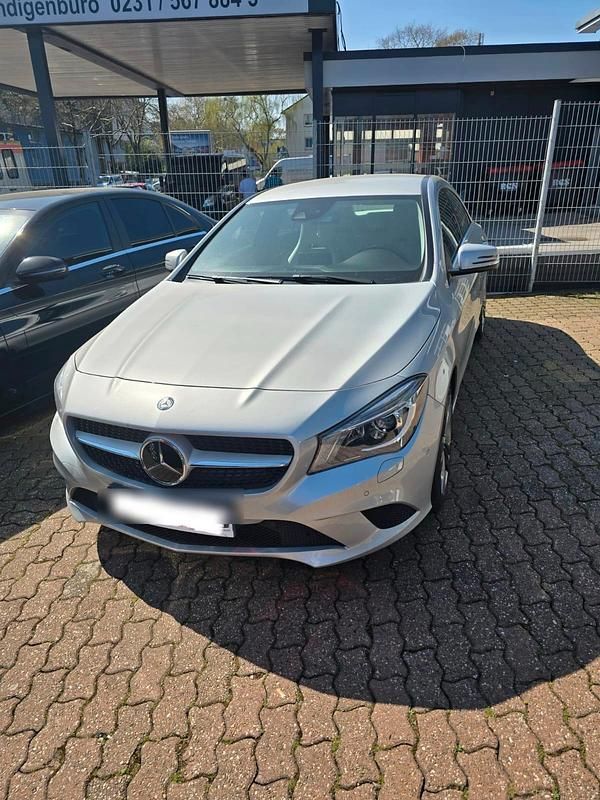 Silber Gebraucht 2015 Mercedes 250 Limousine | 18.600 € (Etwas zu teuer) - Bild 1/4