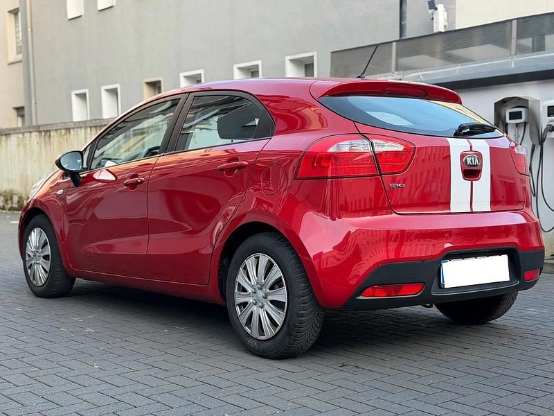 Gebraucht Kia Rio 86 PS (63 kW) 2013 Rot Limousine