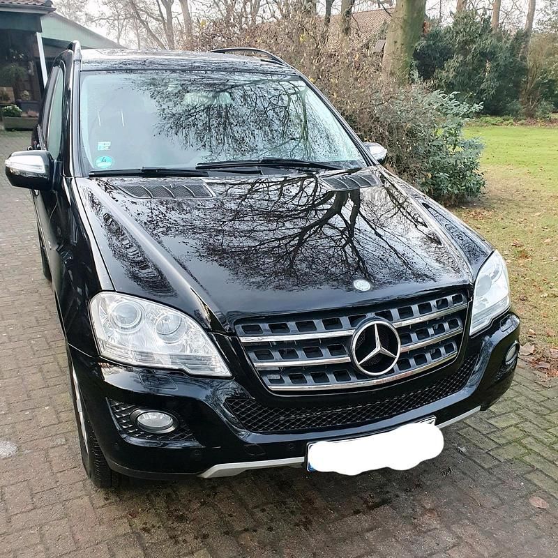 Schwarz Gebraucht 2010 Mercedes ML300 SUV | 8.350 € (Etwas zu teuer) - Bild 1/4