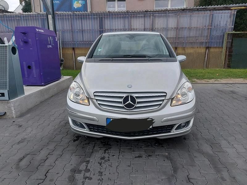 Silber Gebraucht 2005 Mercedes 200 Van / Kleinbus | 1.499 € - Bild 1/4