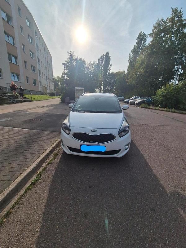 Weiß Gebraucht 2014 Kia Carens Van / Kleinbus | 6.499 € (Guter Preis) - Bild 1/4