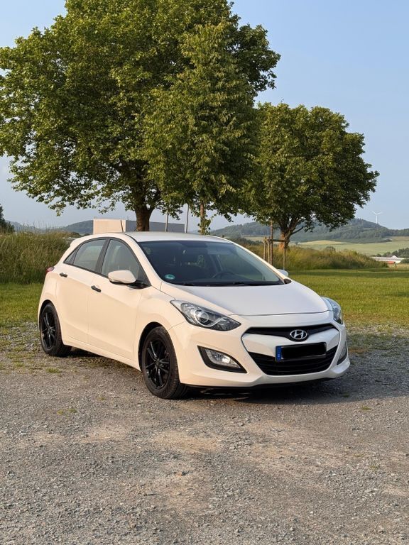 Weiß Gebraucht 2013 Hyundai i30 Classic Limousine | 5.599 € (Fairer Preis) - Bild 1/4