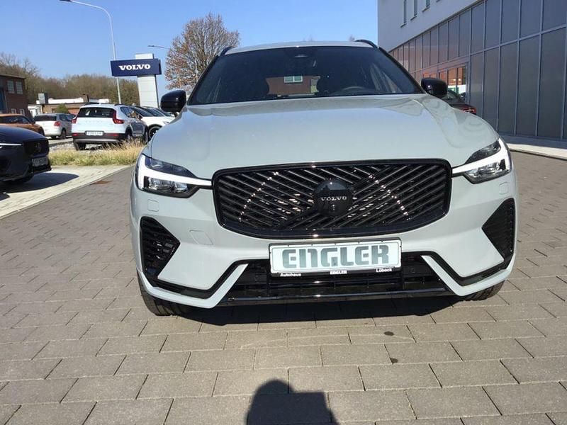 Neu Volvo XC60 Plus 253 PS (186 kW) 2026 Grau SUV