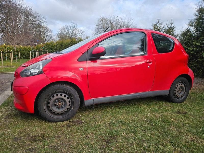 Gebraucht Toyota Aygo 68 PS (50 kW) 2008 Rot Kleinwagen