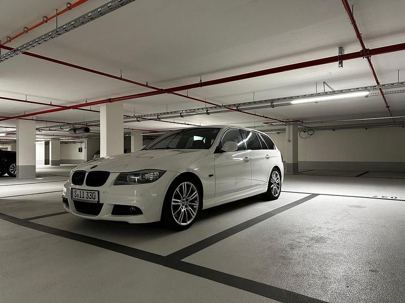 Weiß Gebraucht 2009 BMW 330 Kombi | 7.250 € - Bild 1/4