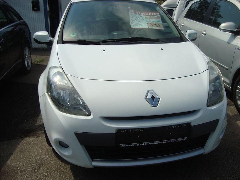 Weiß Gebraucht 2011 Renault Clio II Dynamique Limousine | 3.990 € (Teuer) - Bild 1/4