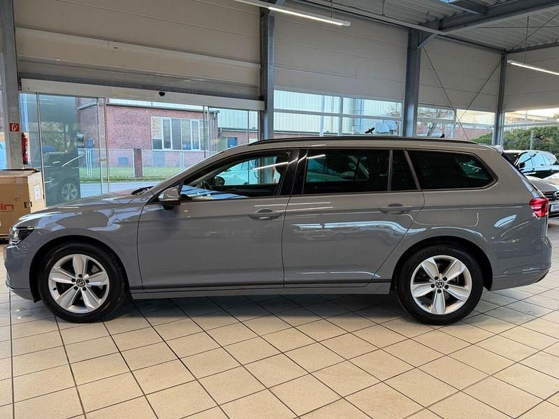 Gebraucht VW Passat R 150 PS (110 kW) 2022 Grau Kombi