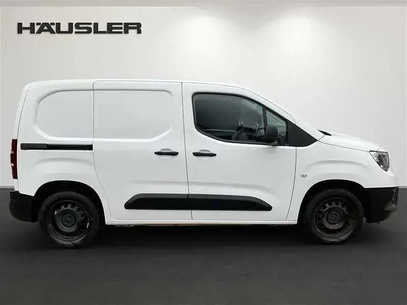 Używany Opel Combo Edition 102 KM (75 kW) 2022 Biały Minivan