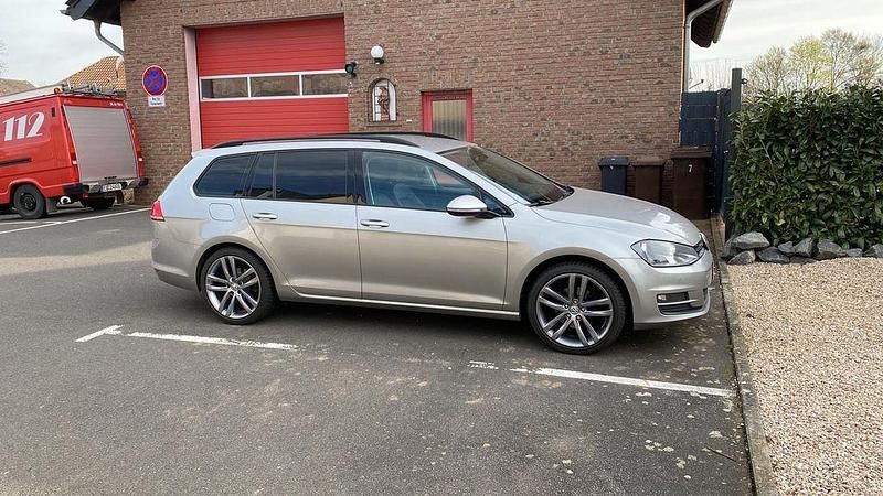 Silber Gebraucht 2015 VW Golf VII Comfortline Kombi | 11.800 € (Fairer Preis) - Bild 1/4