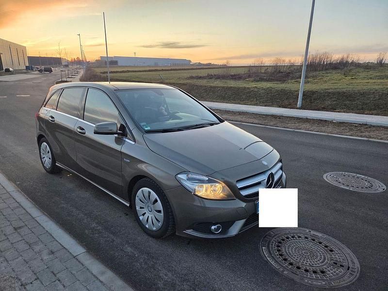 Braun Gebraucht 2012 Mercedes B180 Van / Kleinbus | 7.300 € (Guter Preis) - Bild 1/4