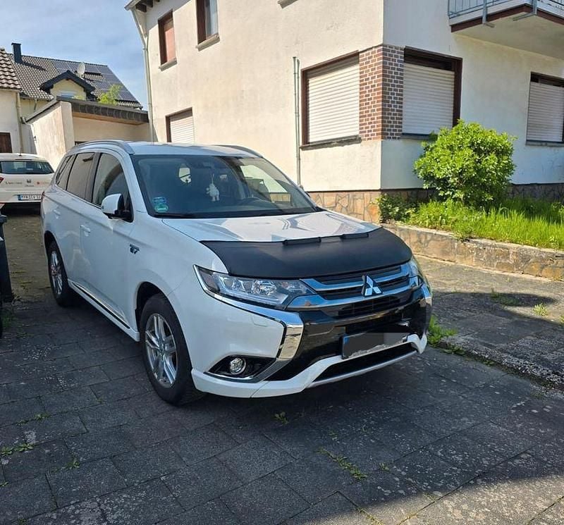 Gebraucht Mitsubishi Outlander P-HEV Plus 203 PS (149 kW) 2018 Weiß SUV