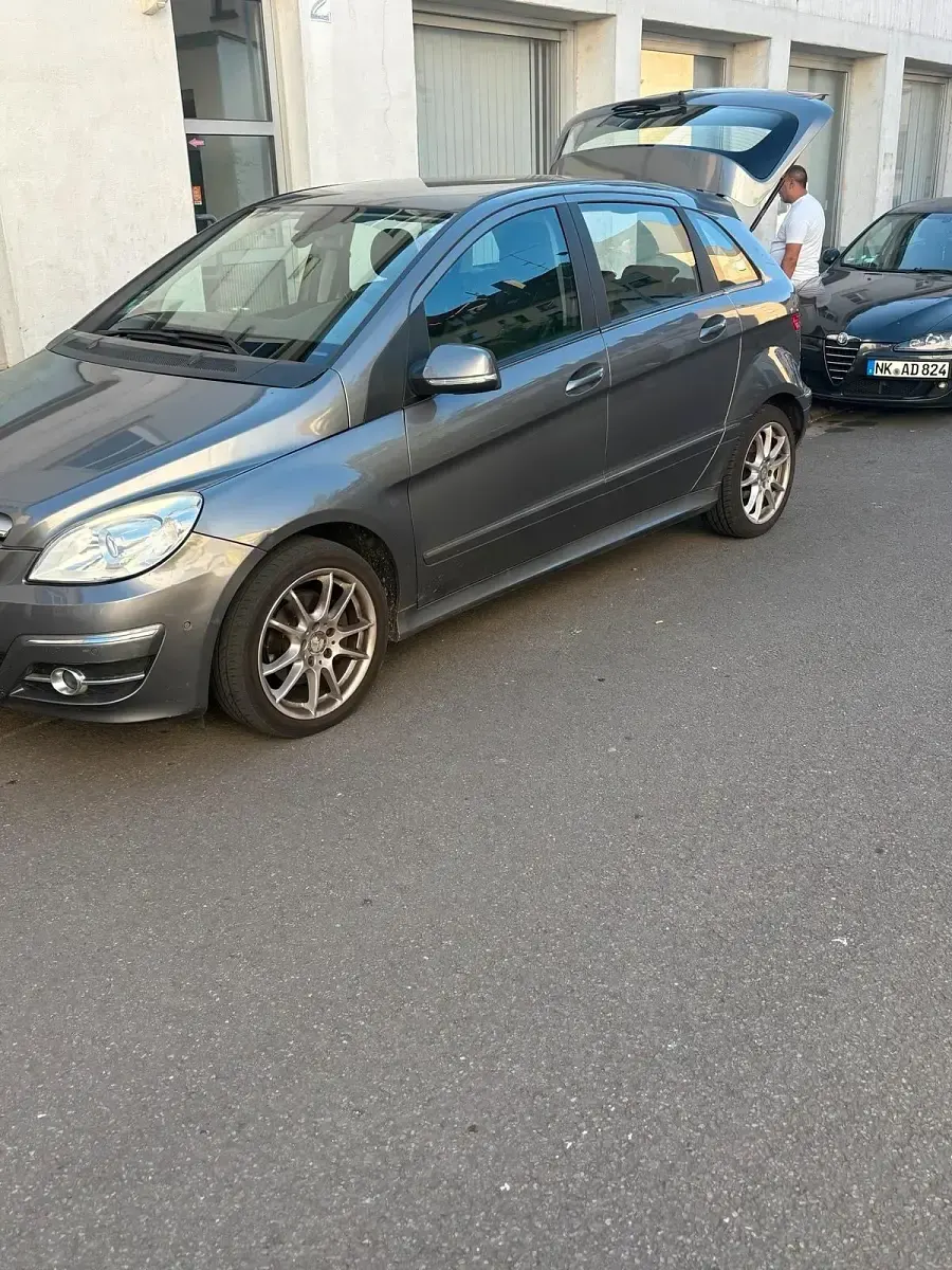Gebraucht Mercedes B200 140 PS (102 kW) 2011 Grau Kleinwagen