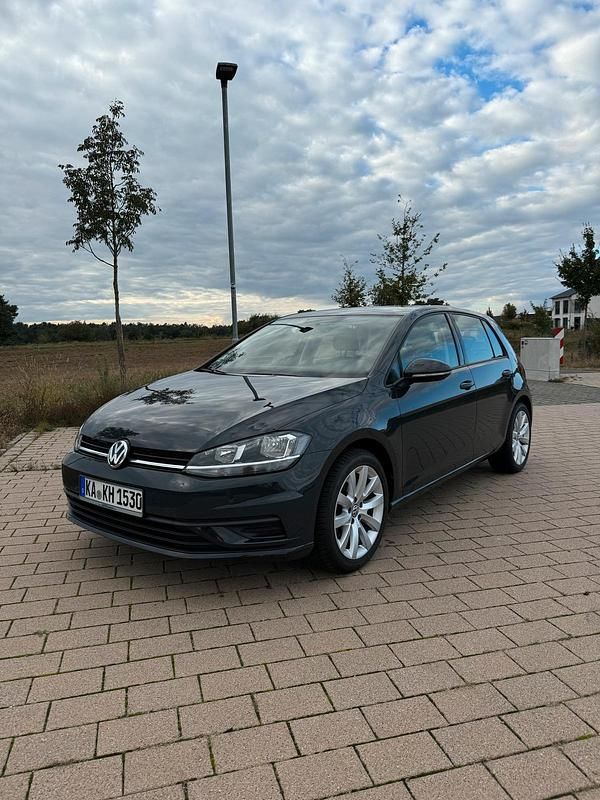 Grau Gebraucht 2017 VW Golf VII Trendline Limousine | 10.700 € (Superpreis) - Bild 1/4