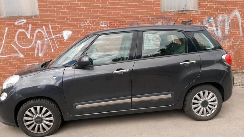 Schwarz Gebraucht 2012 Fiat 500L Van / Kleinbus | 5.499 € (Guter Preis) - Bild 1/4