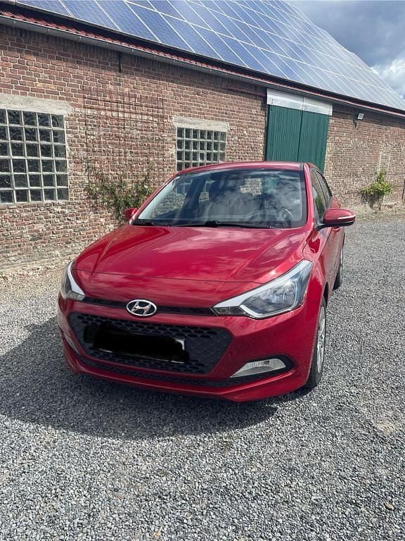 Rot Gebraucht 2015 Hyundai i20 Classic Limousine | 7.400 € (Fairer Preis) - Bild 1/4