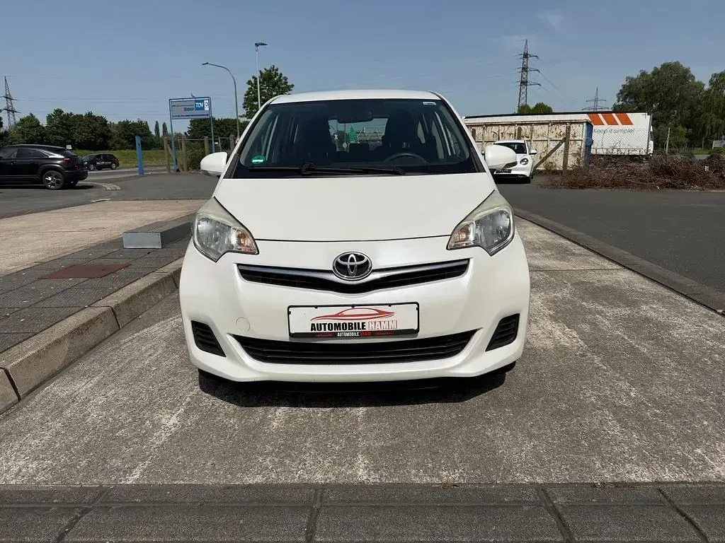 Gebraucht Toyota Verso-S Life 90 PS (66 kW) 2011 Weiß Van / Kleinbus