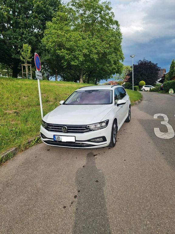 Weiß Gebraucht 2019 VW Passat Business Kombi | 21.700 € (Teuer) - Bild 1/4