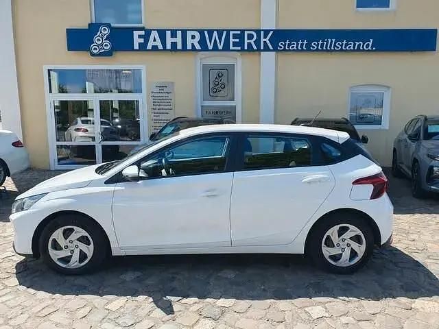 Gebraucht Hyundai i20 Select 84 PS (61 kW) 2022 Weiß Kleinwagen