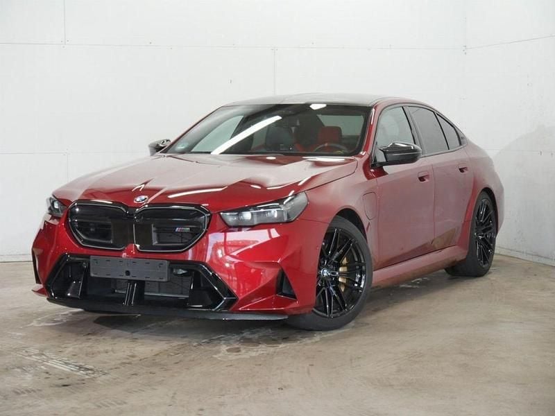 Dragon fire rot metallic Gebraucht 2024 BMW M5 Performance Limousine | 133.885 € - Bild 1/4