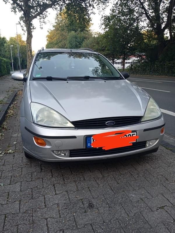 Silber Gebraucht 2000 Ford Focus Kombi | 1.375 € (Guter Preis) - Bild 1/4