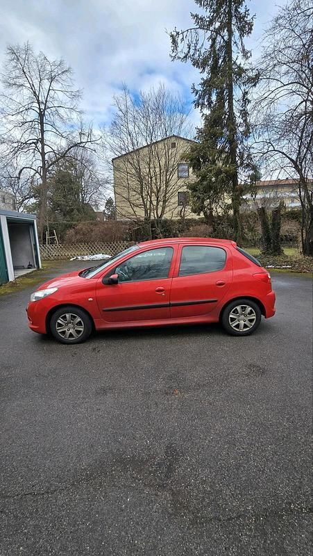 Gebraucht Peugeot 206+ 68 PS (50 kW) 2011 Rot Kleinwagen