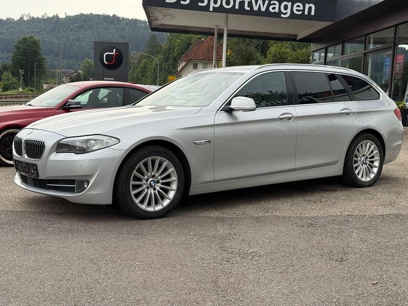 Silber Gebraucht 2012 BMW 530 Sport Line Kombi | 8.499 € (Superpreis) - Bild 1/4