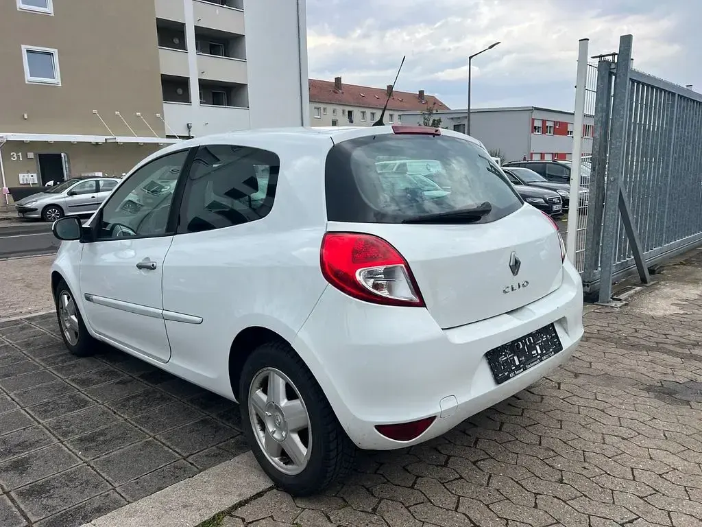 Gebraucht Renault Clio II Dynamique 101 PS (74 kW) 2010 Weiß Limousine