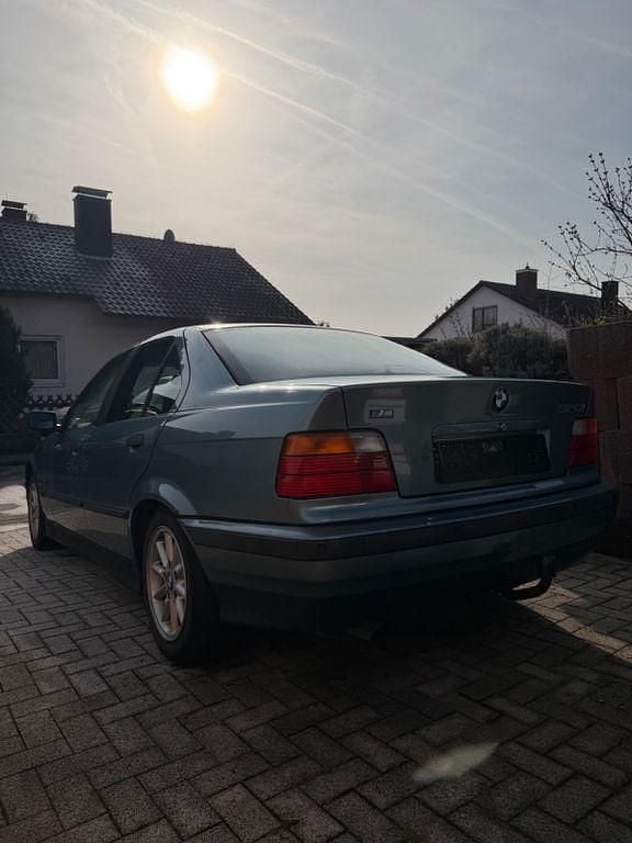 Gebraucht BMW 320 150 PS (110 kW) 1997 Blau Limousine