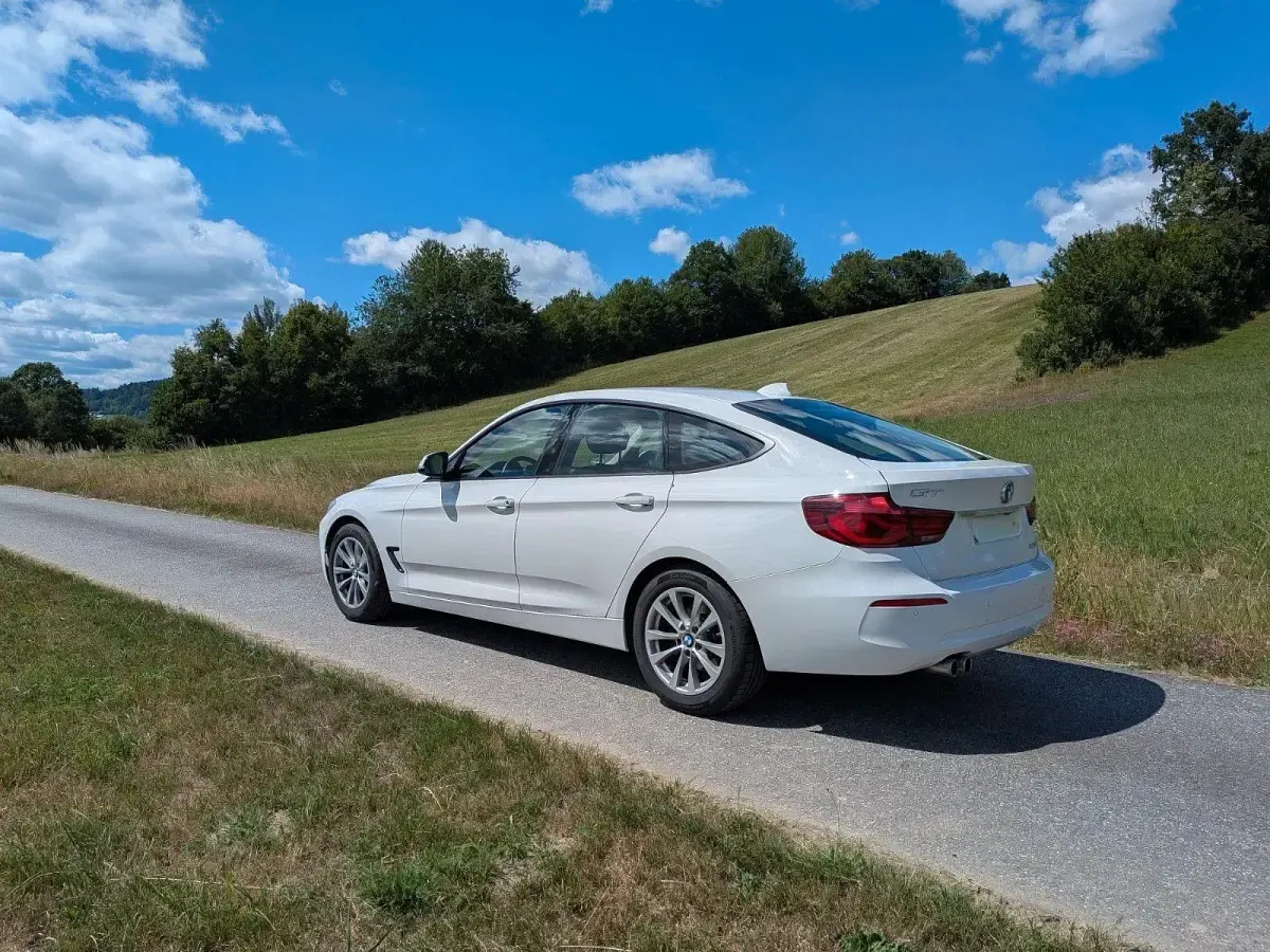 Gebraucht BMW 330 252 PS (185 kW) 2019 Weiß Limousine