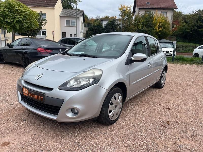 Grau Gebraucht 2011 Renault Clio III Dynamique Limousine | 5.590 € (Etwas zu teuer) - Bild 1/1