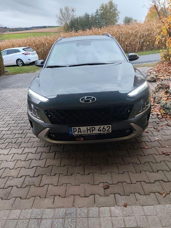 Grau Gebraucht 2023 Hyundai Kona Prime SUV | 22.800 € - Bild 1/4