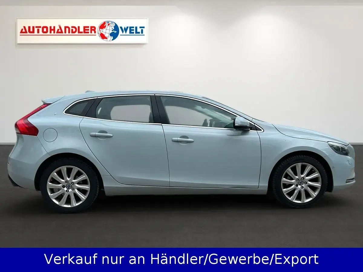 Gebraucht Volvo V40 Momentum 200 PS (147 kW) 2012 Blau Kleinwagen