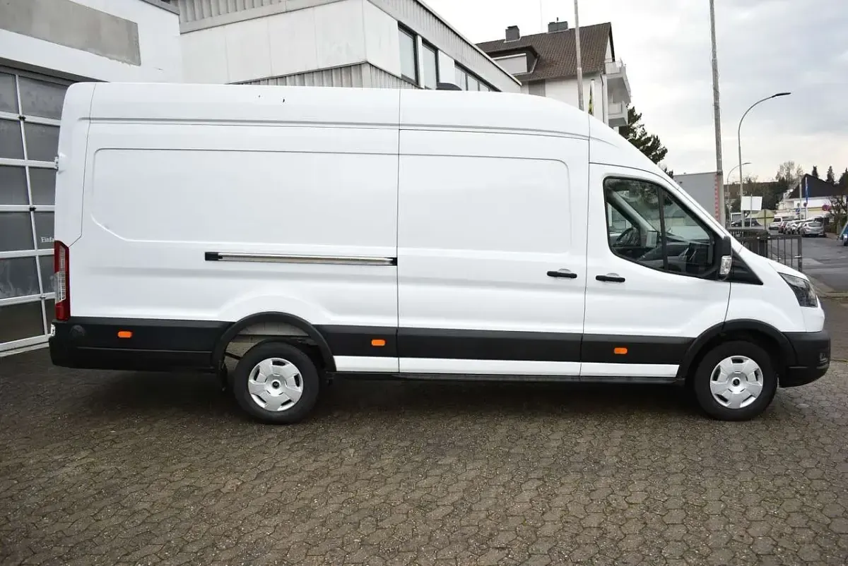 Second-hand Ford Transit Trend 176 CP (129 kW) 2025 Alb Monovolum