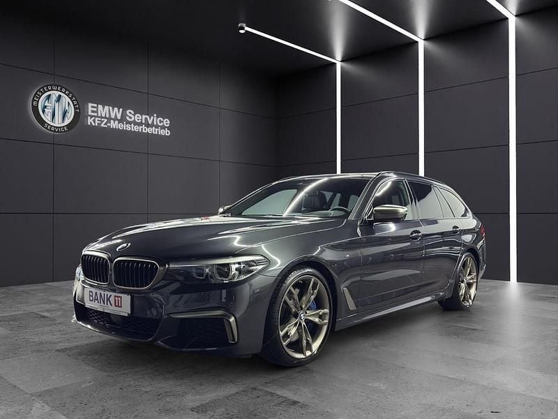 Grau Gebraucht 2019 BMW M550 Performance Limousine | 33.490 € (Fairer Preis) - Bild 1/4