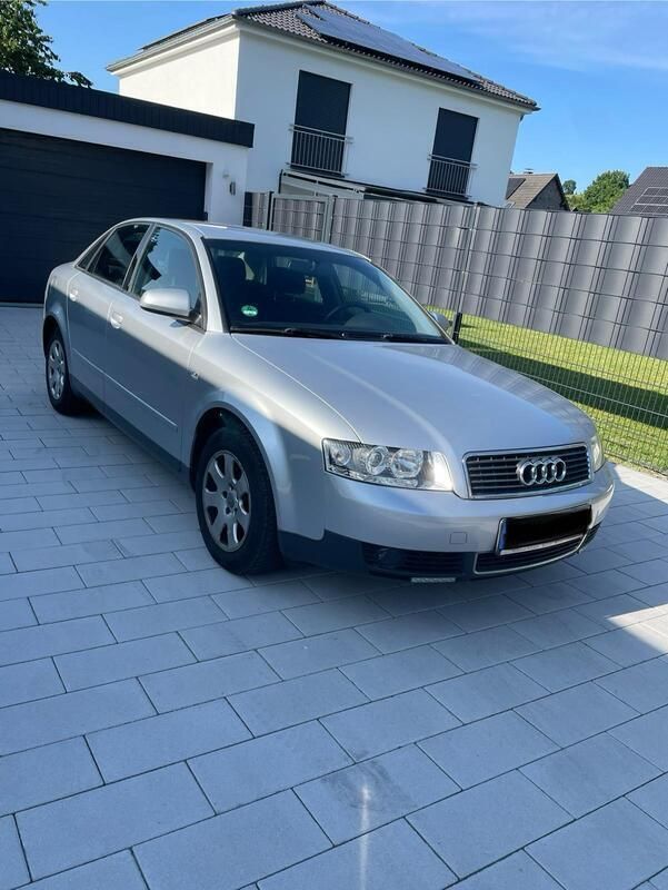 Silber Gebraucht 2001 Audi A4 Limousine | 3.950 € (Teuer) - Bild 1/4