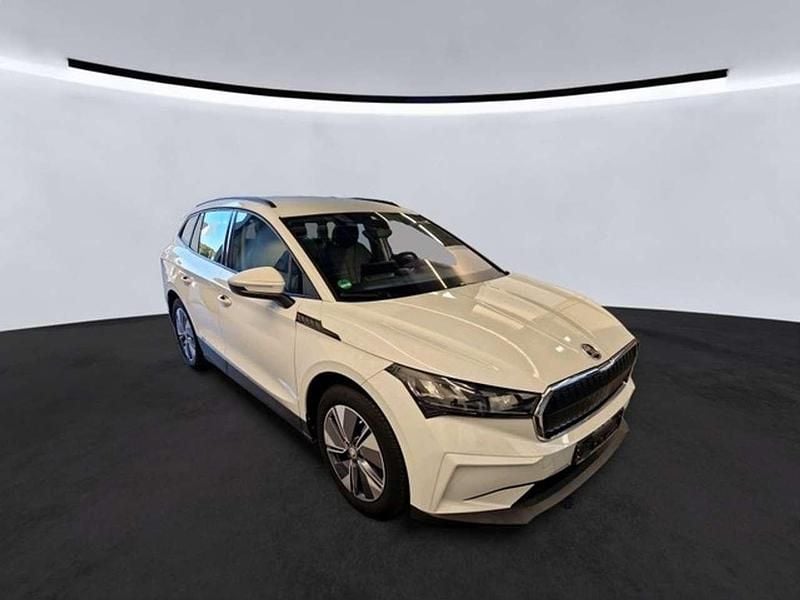 Moonweiss metallic Gebraucht 2021 Skoda Enyaq iV SUV | 21.490 € (Superpreis) - Bild 1/3