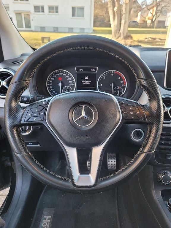 Gebraucht Mercedes B200 136 PS (100 kW) 2012 Schwarz Van / Kleinbus