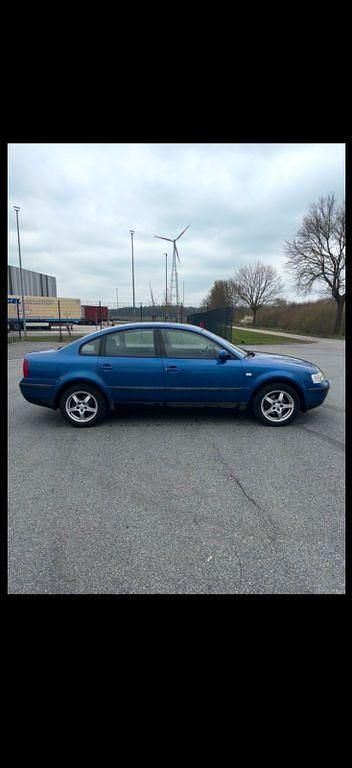 Blau Gebraucht 2000 VW Passat Edition Limousine | 1.299 € (Guter Preis) - Bild 1/4