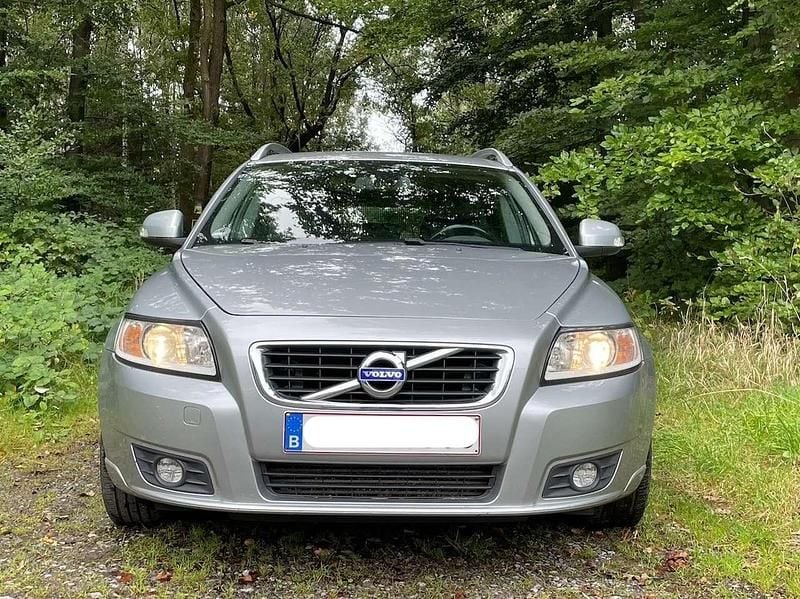 Silber Gebraucht 2011 Volvo V50 Summum Kombi | 3.600 € (Etwas zu teuer) - Bild 1/4