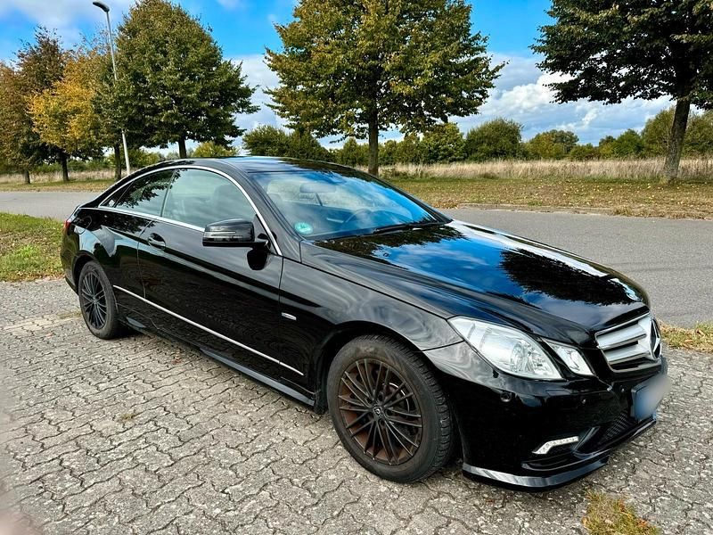 Schwarz Gebraucht 2010 Mercedes E200 Coupé | 13.499 € (Etwas zu teuer) - Bild 1/4