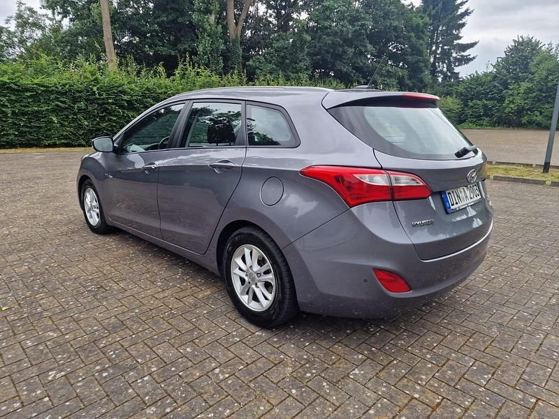 Gebraucht Hyundai i30 Trend 128 PS (94 kW) 2014 Grau Kombi