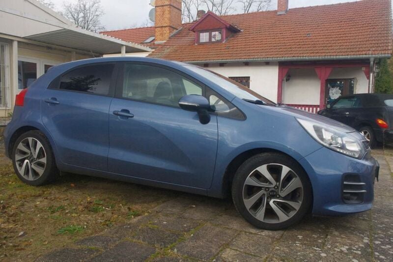Blau Gebraucht 2016 Kia Rio Spirit Limousine | 8.000 € (Fairer Preis) - Bild 1/4