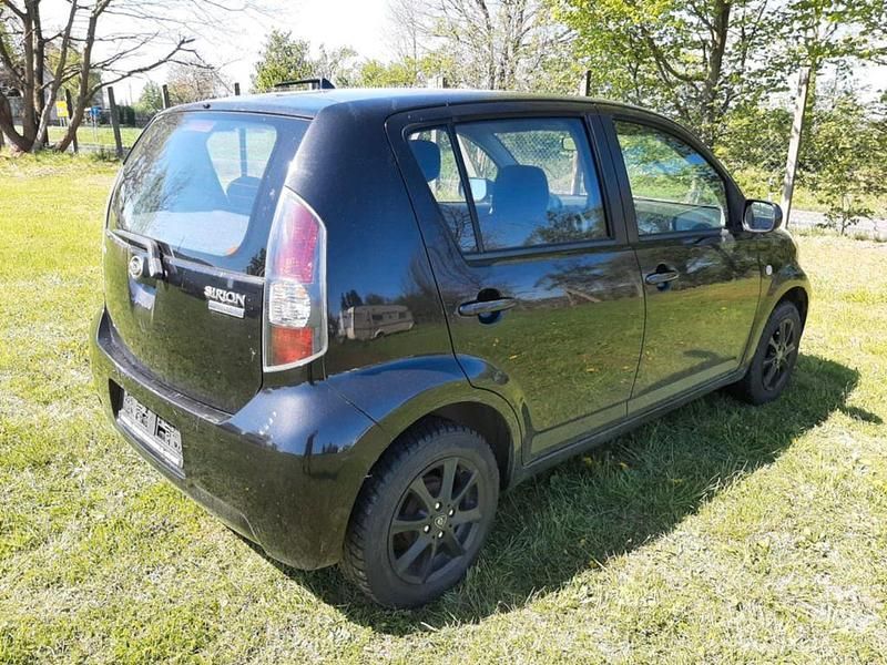 Gebraucht Daihatsu Sirion 69 PS (50 kW) 2011 Schwarz Kleinwagen