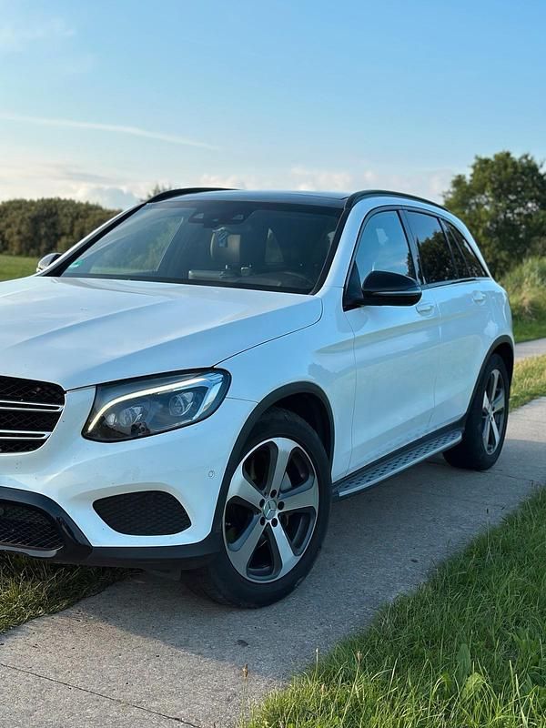 Weiß Gebraucht 2015 Mercedes GLC250 Exclusive SUV | 18.999 € (Guter Preis) - Bild 1/4