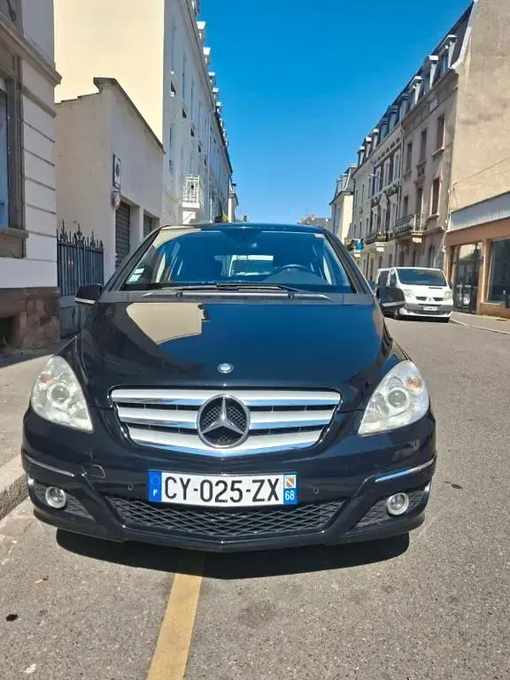 Gebraucht Mercedes B180 116 PS (85 kW) 2011 Schwarz Kleinwagen