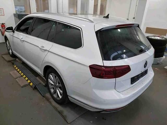 Gebraucht VW Passat Elegance 150 PS (110 kW) 2024 Gletscherweiß metallic Kombi