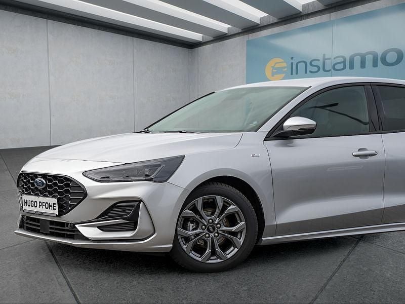 Silber Gebraucht 2024 Ford Focus Limousine | 26.199 € (Guter Preis) - Bild 1/1